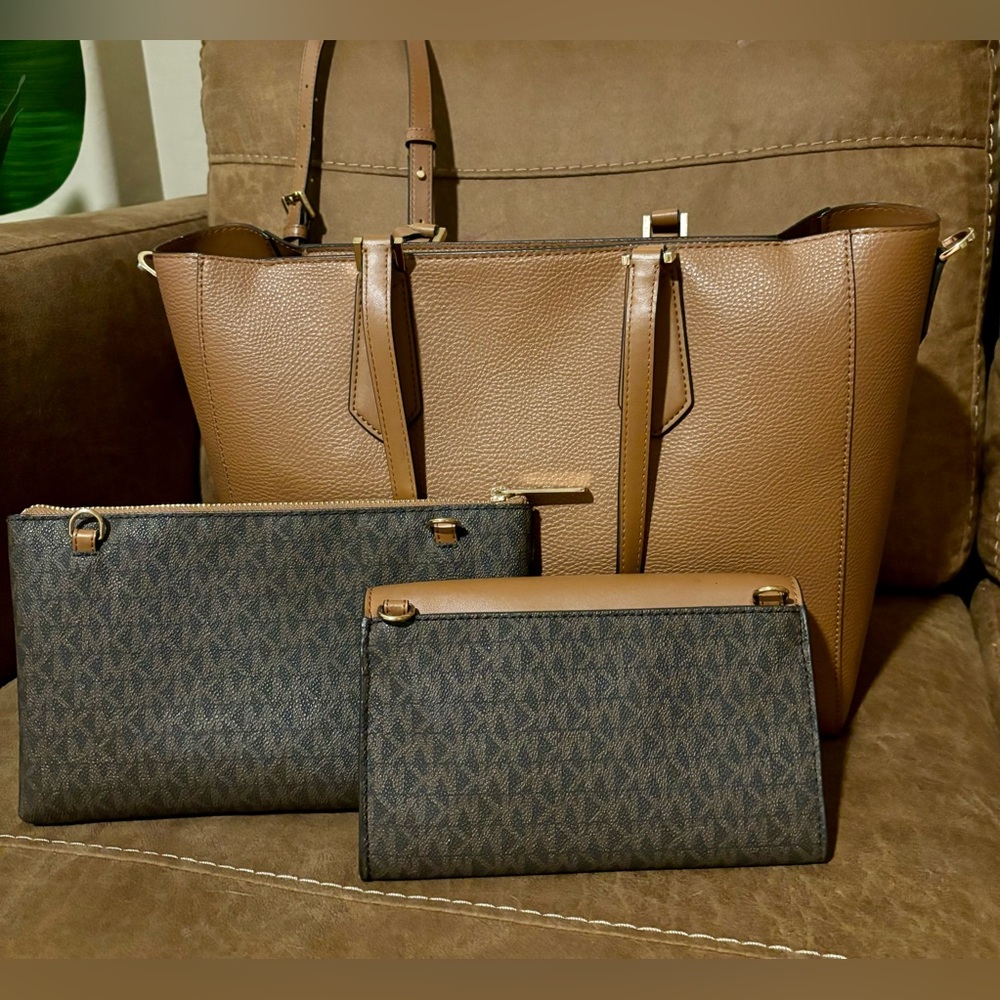 Michael Kors 3 in 1 Large Jet Set Tote. - Picture 4 of 10